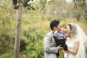 ファミリーウエディングは子供とのサンドイッチキス演出でアットホームな結婚式に