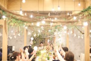 結婚式での高砂ソファはゲストと同じ目線でアットホーム