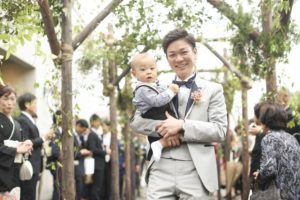 ガーデンウエディングはお子さんと一緒に入場でアットホームに