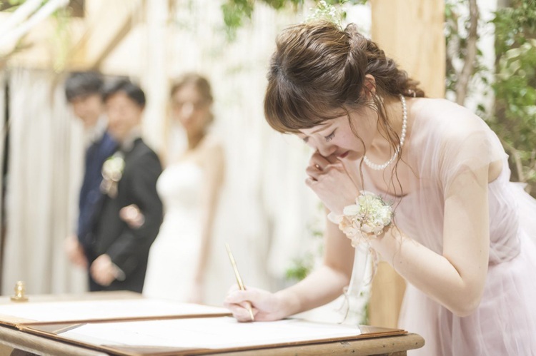 ブライズメイドは結婚式で新郎新婦のサポート